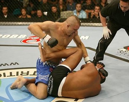 Chuck Liddell acabando com um oponente!